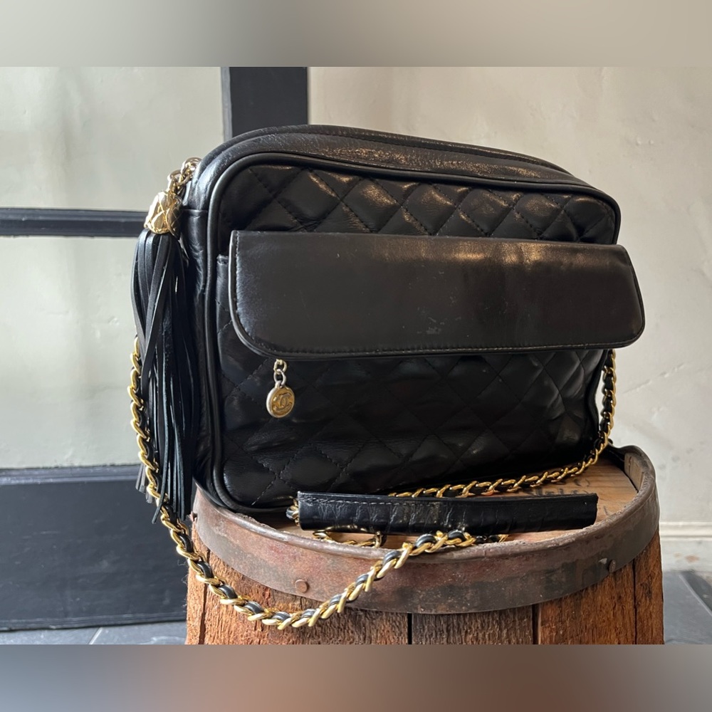 Chic Black Quilted Shoulder Bag with Gold Chain